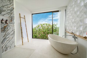 Villa exclusiva, vistas a la piscina | Baño | Albornoces, zapatillas y bidé