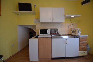 Coffee/tea maker, fridge, microwave, stovetop - Studio apartment with terrace and sea view (Opatija)