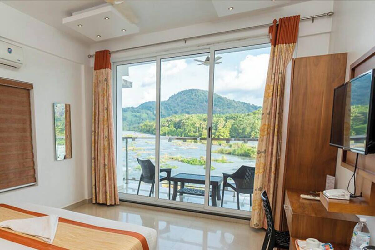 Premium Double Room, Balcony, River View | WiFi (free)