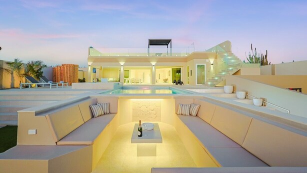 A modern house with a pool, outdoor seating, and a staircase. - LUX 4BR Modern Villa • Pool Oasis • Villa Graziano (Noord)