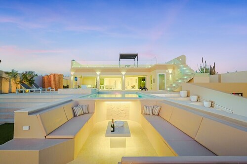 LUX 4BR Modern Villa • Pool Oasis • Villa Graziano