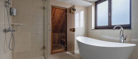 Luxury Double Room, City View | Bathroom | Hair dryer, towels, shampoo, toilet paper