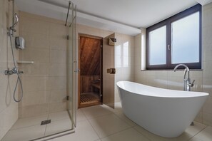Phòng đôi Cao cấp, quang cảnh thành phố | Phòng tắm | Máy sấy tóc, khăn tắm, dầu gội, giấy vệ sinh 