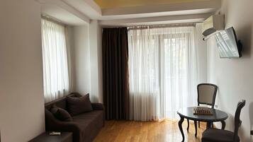 Deluxe Double Room, Balcony | Living area
