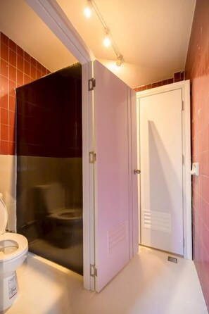 Classic Studio | Bathroom - 113 Yellow House Hostel (Chang Wat Phuket)