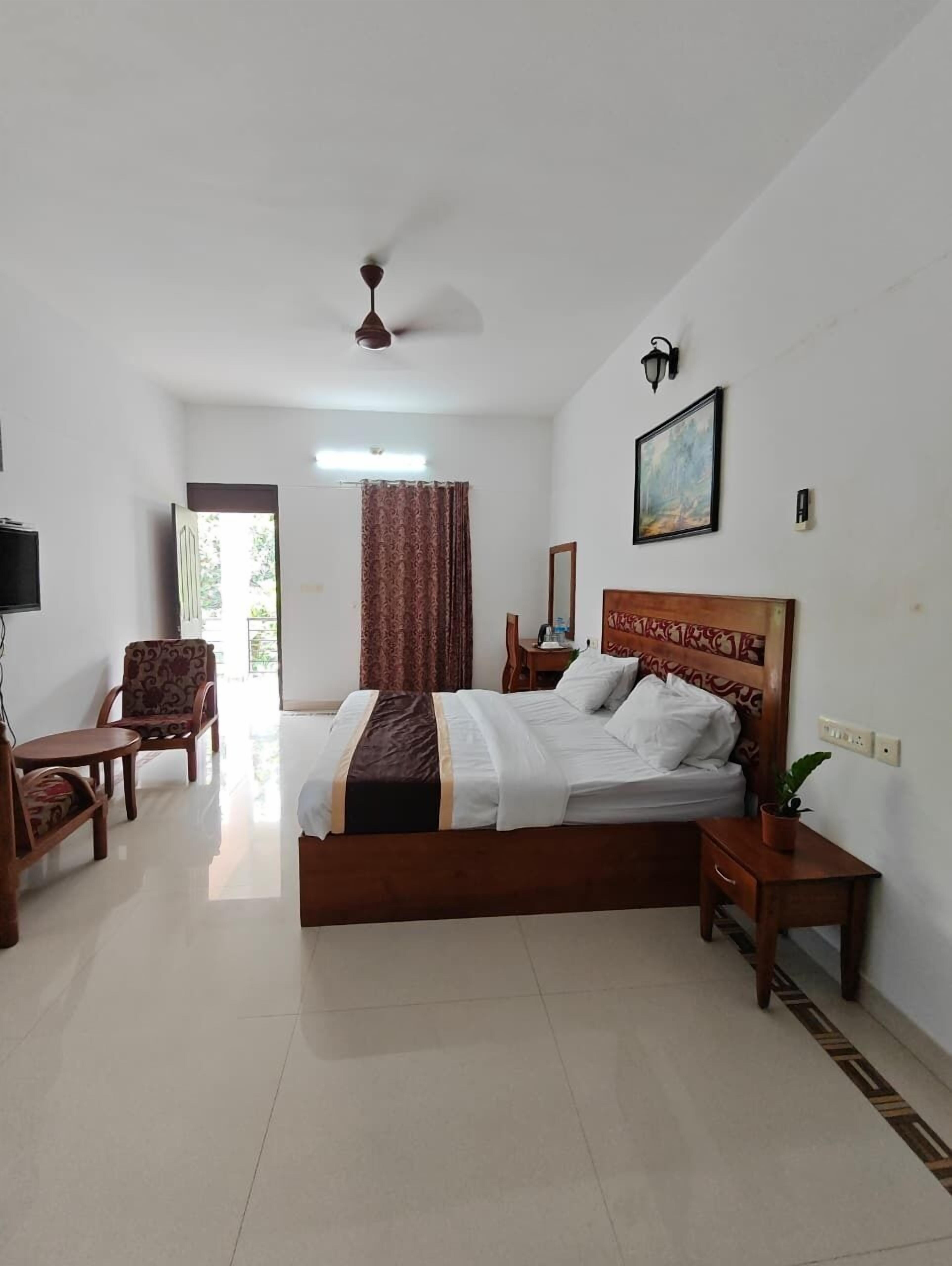 Standard Room | In-room safe, desk, laptop workspace, bed sheets