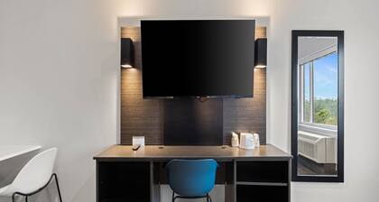 2 Queen Beds|NS| Kitchen