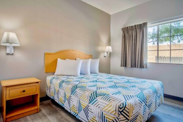 Room - Studio 6 Bakersfield_1 Queen Bed | Mobil (Bakersfield)