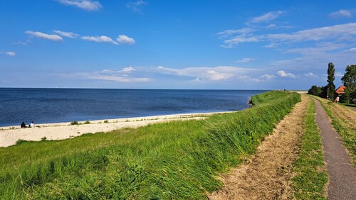 On the Markermeer between Edam and Volendam you will find our beautiful farmhouse.