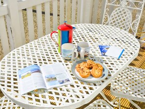 Outdoor dining - Beautiful two bedroom seaside holiday cottage in Camber Sands. (Camber)