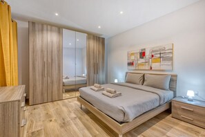 Een bureau, een strijkplank/strijkijzer, reisbedje