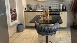 Eine moderne Küche mit Kochinsel, integriertem Backofen und Wand-Klimaanlage.