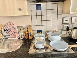 Frigorífico, microondas, placa de cocina y utensilios de cocina