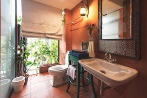 Studio, balcon, vue ville | Salle de bain | Chaussons