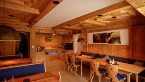 Ein Holzinterieur mit Barbereich, Sitzgelegenheiten und einem Bild an der Wand.