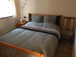 Tabla de planchar con plancha, internet y ropa de cama 