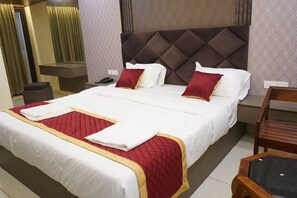 Deluxe Double Room | Free WiFi - JST Mahal and Residency (Tiruvannamalai)