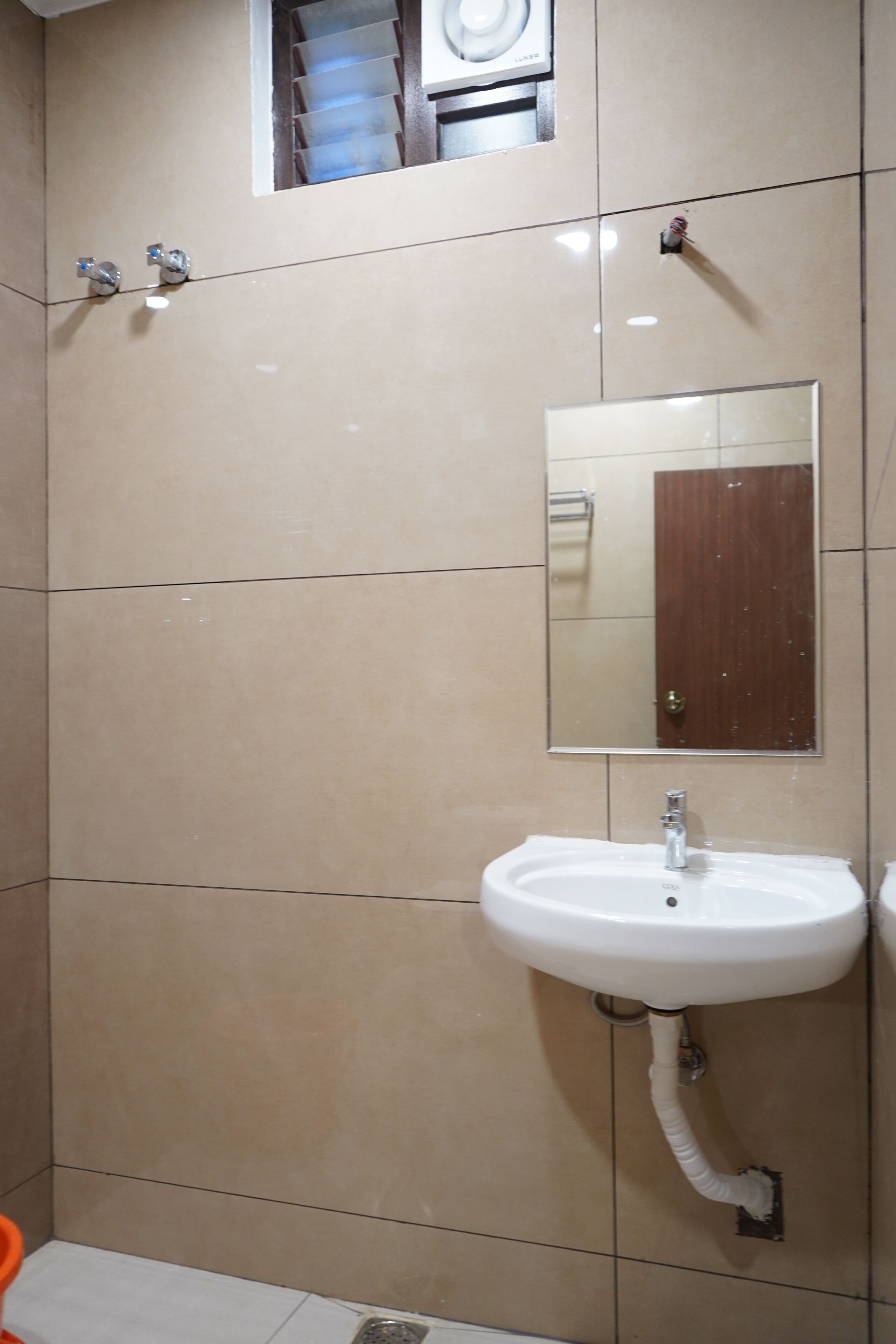 Shower, free toiletries, towels