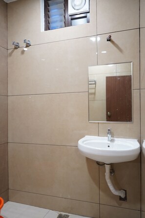 Shower, rainfall showerhead, free toiletries, towels - JST Mahal and Residency (Tiruvannamalai)