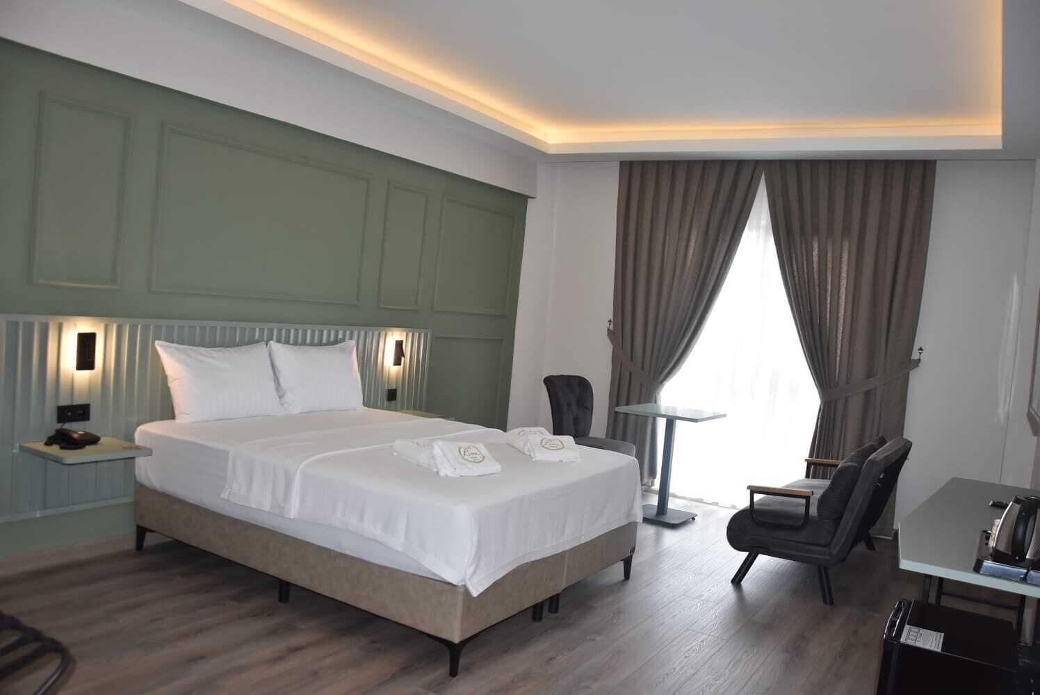Standard Double Room, Non Smoking, Pengemasan | Bar mini, peti besi dalam bilik, meja, ruang kerja komputer riba 