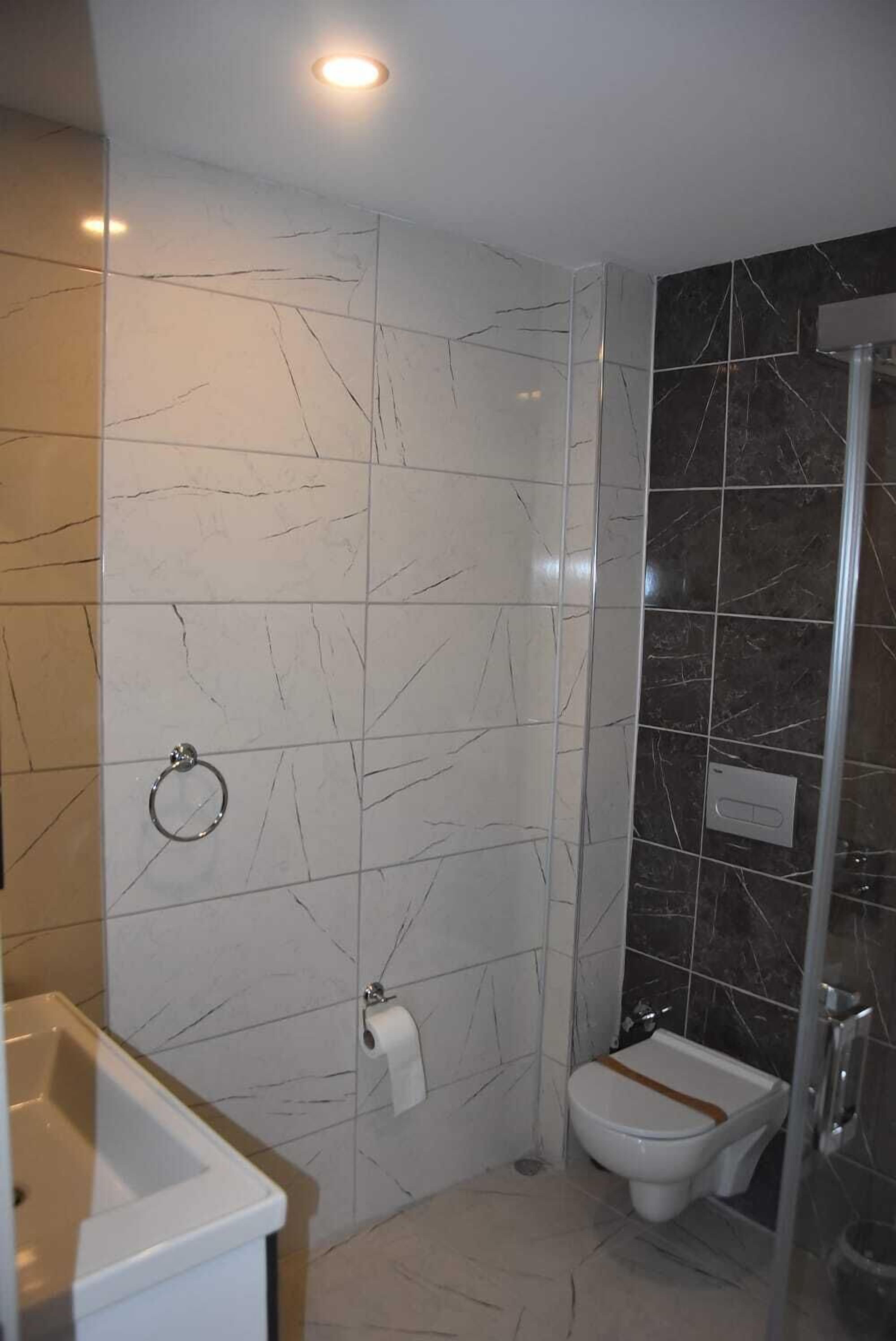 Ein Badezimmer mit Toilette, Bidet und Waschbecken.