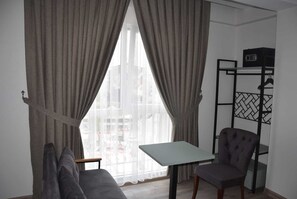 Habitación estándar doble, no fumadores, Servicio de limpieza | Minibar, caja fuerte, escritorio y espacio para trabajar con un portátil