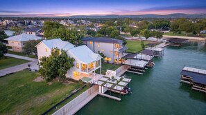 Un quartier résidentiel avec des maisons, une rivière et un quai.