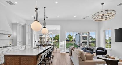 ⭐🚤NEW! 30A on LBJ - Luxury Waterfront Home with Private Boat Slip!🚤⭐