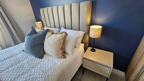 Een strijkplank/strijkijzer, internet, beddengoed