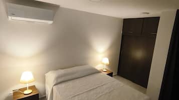 Tabla de planchar con plancha, Internet, ropa de cama