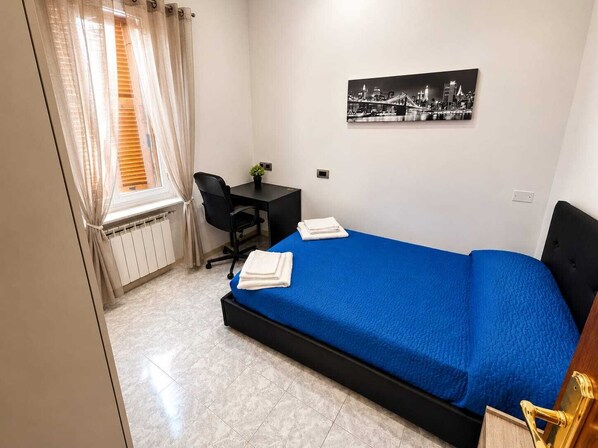 Tabla de planchar con plancha, acceso a internet y ropa de cama