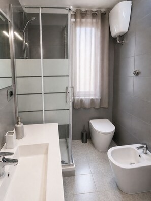 Ducha, secador de pelo, bidet, toallas