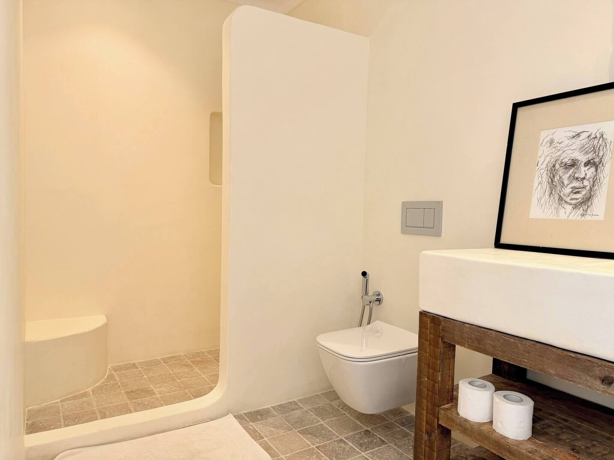 Ein Badezimmer mit Dusche, Toilette und Waschbecken.