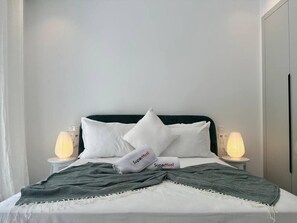 Tabla de planchar con plancha, internet y ropa de cama 