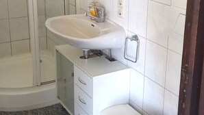 A bathroom with a shower, sink, and toilet. - Vacation apartment Iris 5 (Siegsdorf)