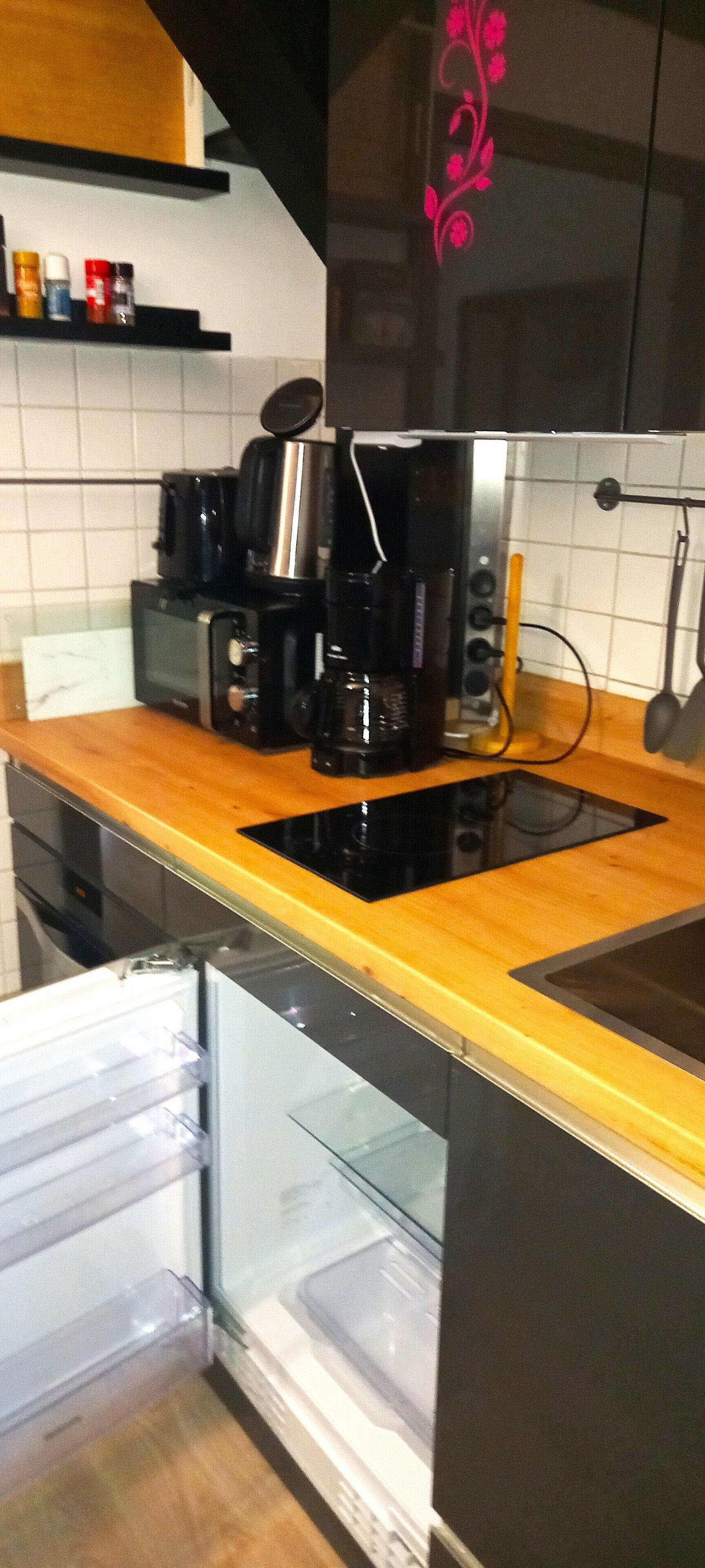 Geladeira, micro-ondas, fogão, cooktop