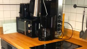 Geladeira, micro-ondas, fogão, cooktop