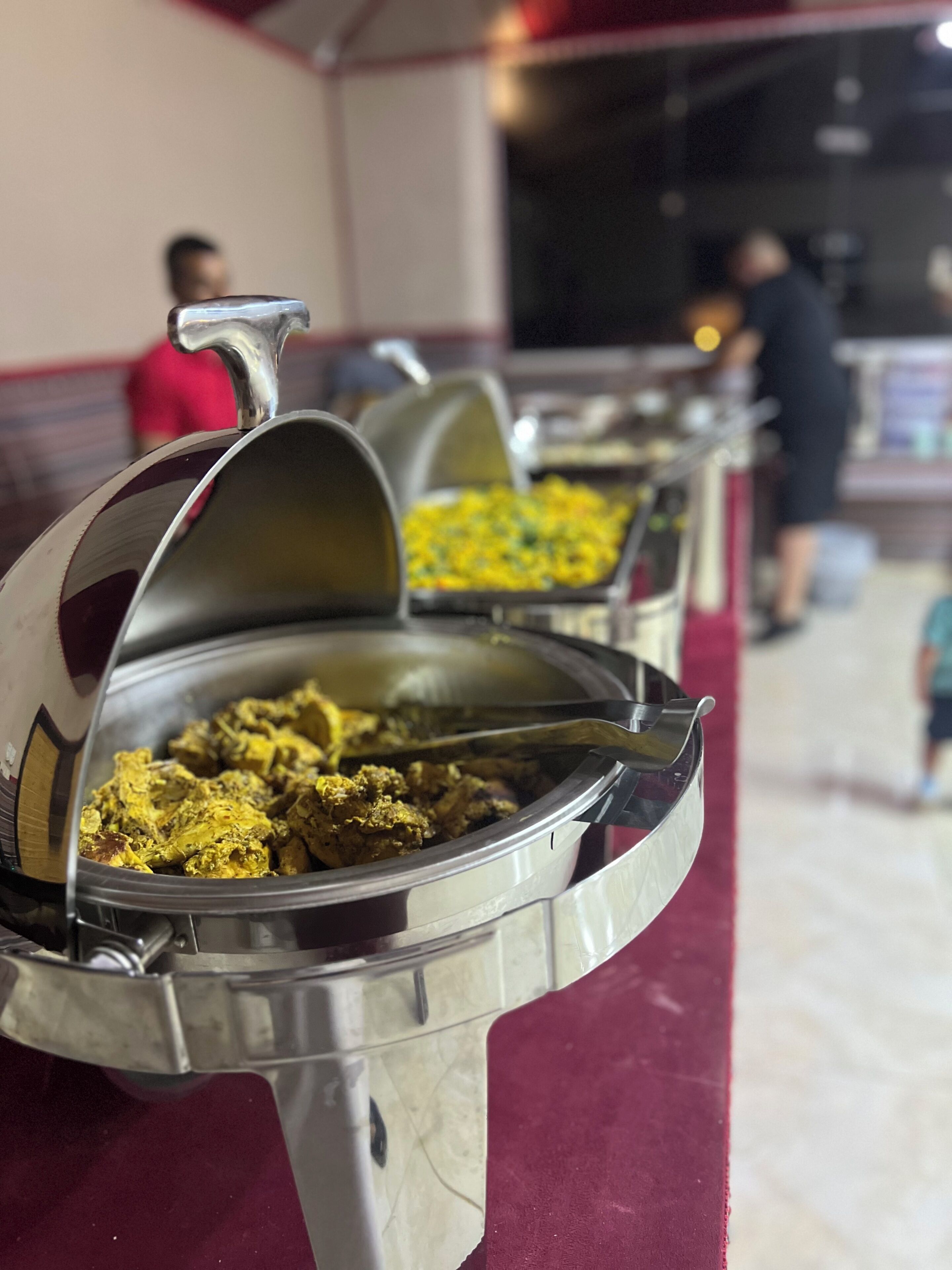 Ein Buffet mit Speisen in Metallserviergeschirr.