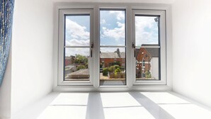 A room with a large window overlooking a residential area. - Buckland Mews - sleeps 4 guests  in 2 bedrooms (Abingdon)