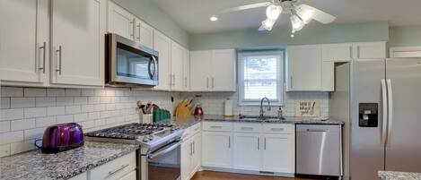 Fridge, microwave, stovetop, dishwasher