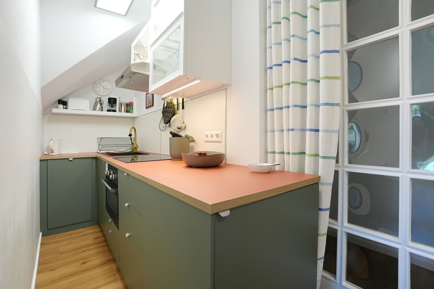 Kühlschrank, Herdplatte, Geschirrspüler, Wasserkocher
