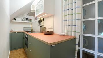 Kühlschrank, Herdplatte, Geschirrspüler, Wasserkocher