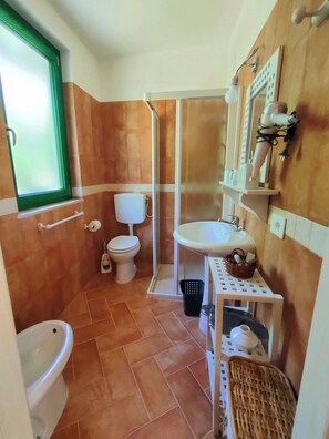 Dusche, Haartrockner, Bidet, Handtücher