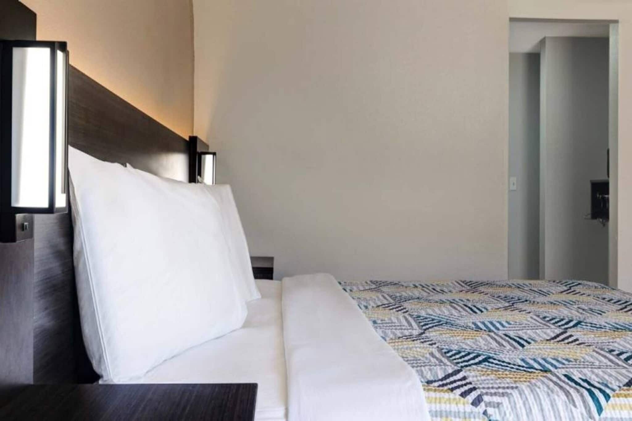 1 King Bed | Mobility Accessible Tub, Nsmk - Kentucky
