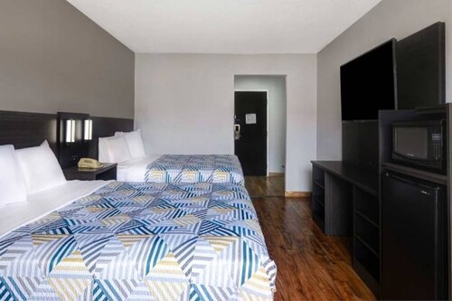 2 Queen Beds | Non-Smoking