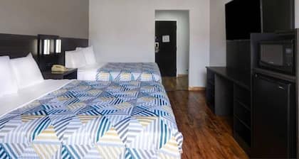 2 Queen Beds | Smoking