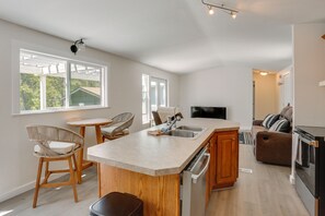Réfrigérateur, four à micro-ondes, surface de cuisson, lave-vaisselle