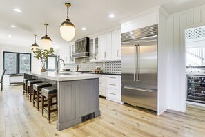 Refrigerador, microondas, placa de cocina, lavavajillas