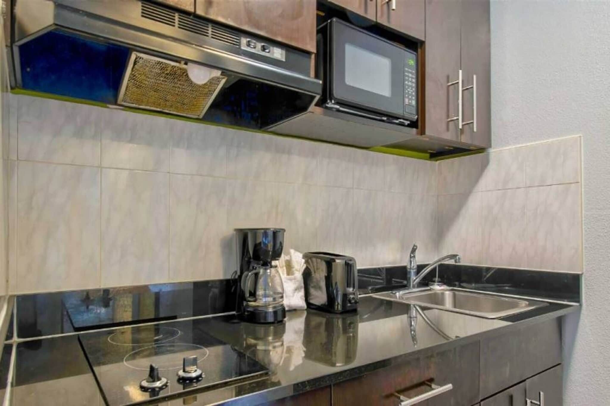 Réfrigérateur, micro-ondes, plaque de cuisson, cafetière/bouilloire