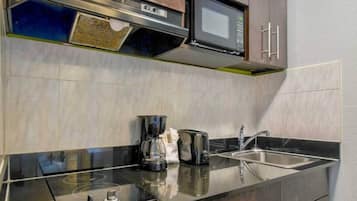 Réfrigérateur, micro-ondes, plaque de cuisson, cafetière/bouilloire